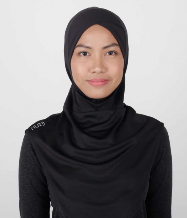 Hijab dengan detail reflective untuk keamanan malam